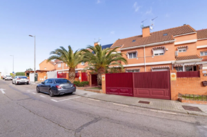 Chalet adosado en venta en CL Eucalipto Del