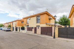 Chalet pareado en venta en Greco-fachada_1