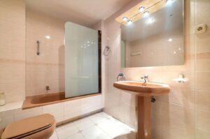 Piso en venta en Calle de Seseña-baño