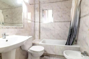 Piso en venta situado en la Calle de las Ciudades-baño-1